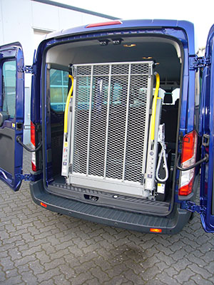 Blauer Transporter mit geöffneter Heckklappe und hochgeklappter Rampe