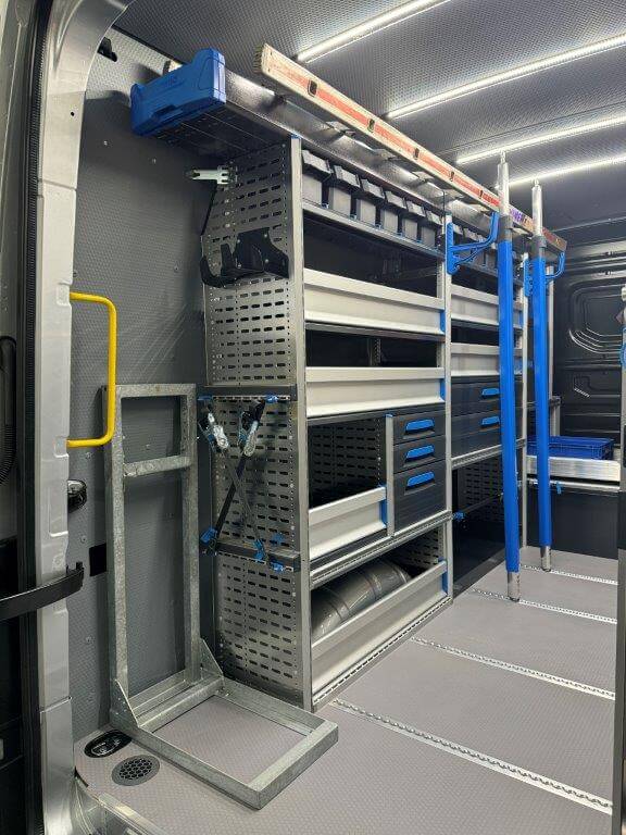 Zwei Globelyst-Regale und ein Jumbo Unit System